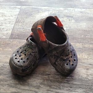 Camo crocs size 8 toddler